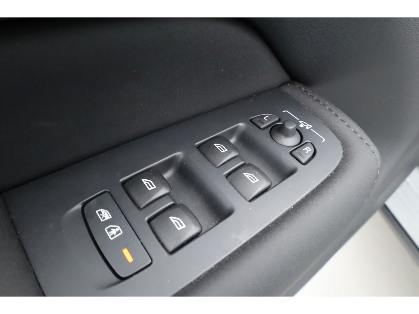 Volvo XC60 2.0 T8 Plug-in hybrid AWD Ultra Black Edition | Full Option | B&W Audio | Luchtvering | Trekhaak | stoel ventilatie | ACC | Blis | 360 cam |