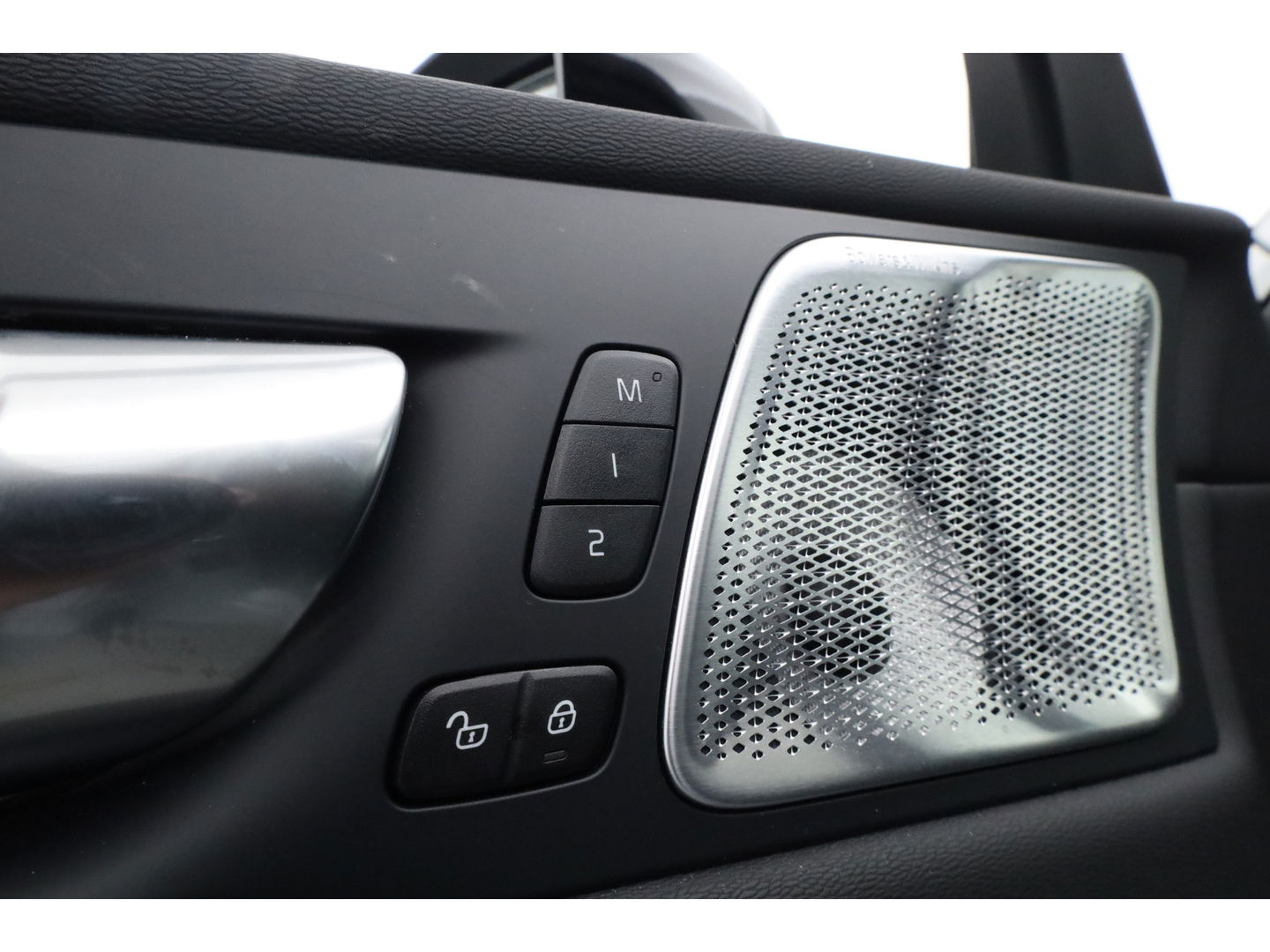 Volvo XC60 2.0 T8 Plug-in hybrid AWD Ultra Black Edition | Full Option | B&W Audio | Luchtvering | Trekhaak | stoel ventilatie | ACC | Blis | 360 cam |