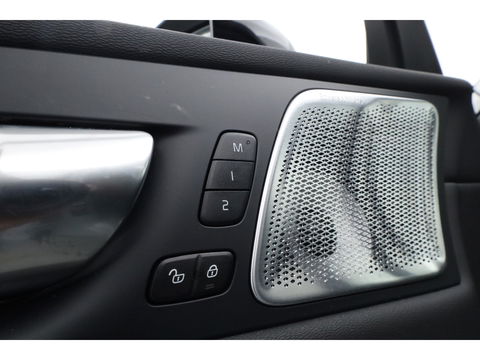 Volvo XC60 2.0 T8 Plug-in hybrid AWD Ultra Black Edition | Full Option | B&W Audio | Luchtvering | Trekhaak | stoel ventilatie | ACC | Blis | 360 cam |
