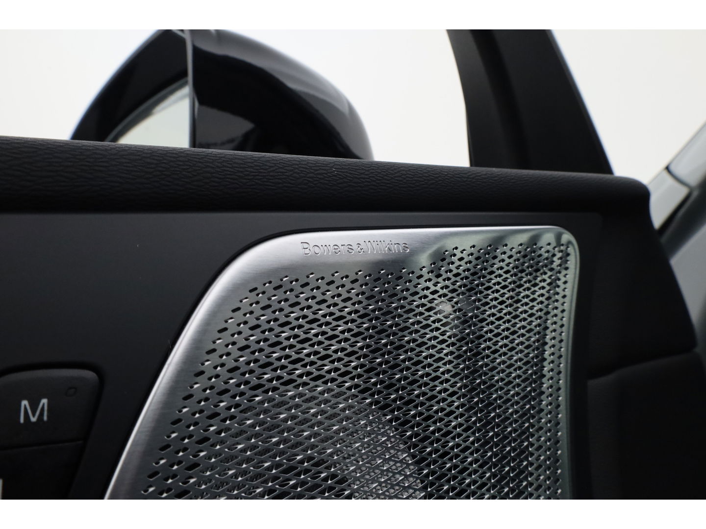 Volvo XC60 2.0 T8 Plug-in hybrid AWD Ultra Black Edition | Full Option | B&W Audio | Luchtvering | Trekhaak | stoel ventilatie | ACC | Blis | 360 cam |