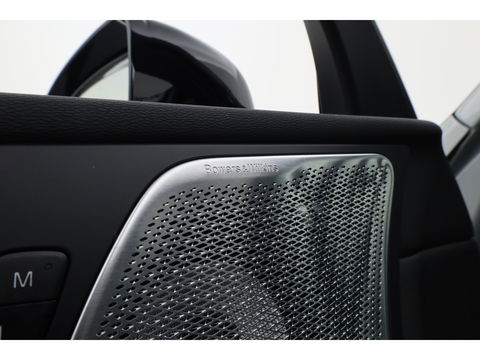 Volvo XC60 2.0 T8 Plug-in hybrid AWD Ultra Black Edition | Full Option | B&W Audio | Luchtvering | Trekhaak | stoel ventilatie | ACC | Blis | 360 cam |