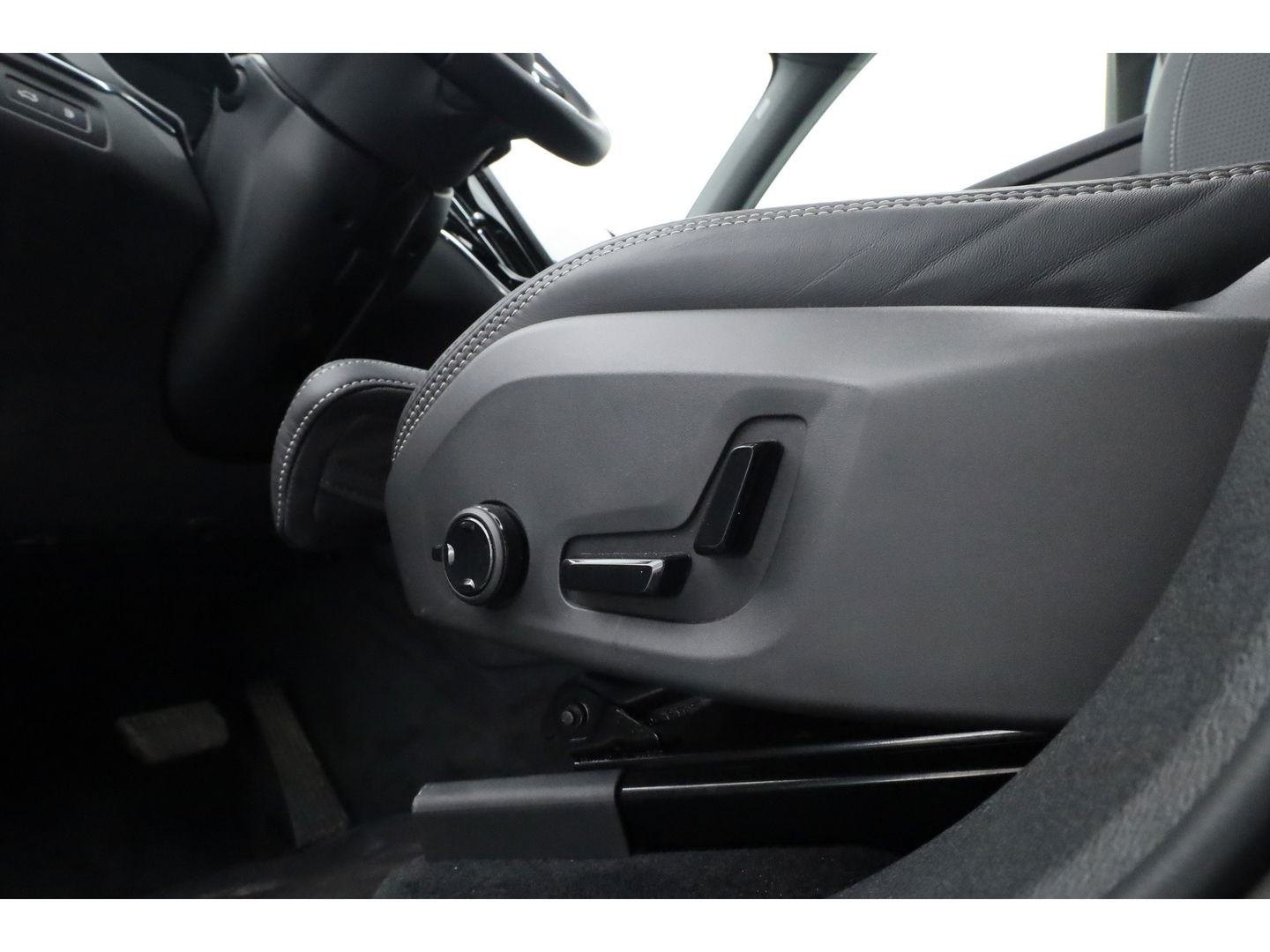 Volvo XC60 2.0 T8 Plug-in hybrid AWD Ultra Black Edition | Full Option | B&W Audio | Luchtvering | Trekhaak | stoel ventilatie | ACC | Blis | 360 cam |