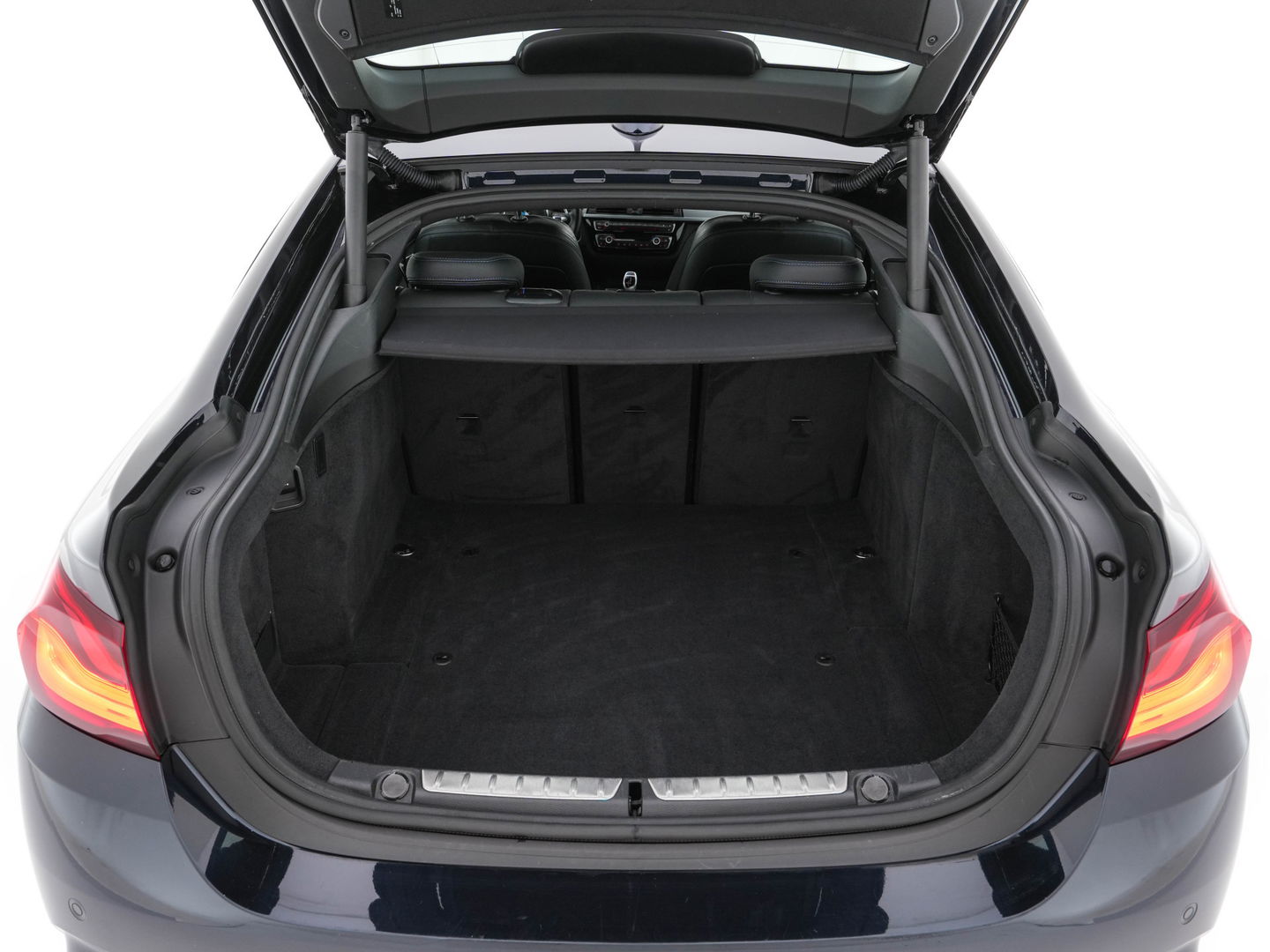 BMW 4 Serie Gran Coupé 420i M-Sportpack High Executive Edition (INCL-BTW) Aut. *LEATHER | FULL-LED | DIGI-COCKPIT | HIFI-SOUND | HEATED-SPORTSEATS | DAB+ | CAMERA | SHIFTPADDLES | PRIVACYGLASS | HEAD-UP | TOWBAR | KEYLESS | CARBON-INLAY | 19''ALU*