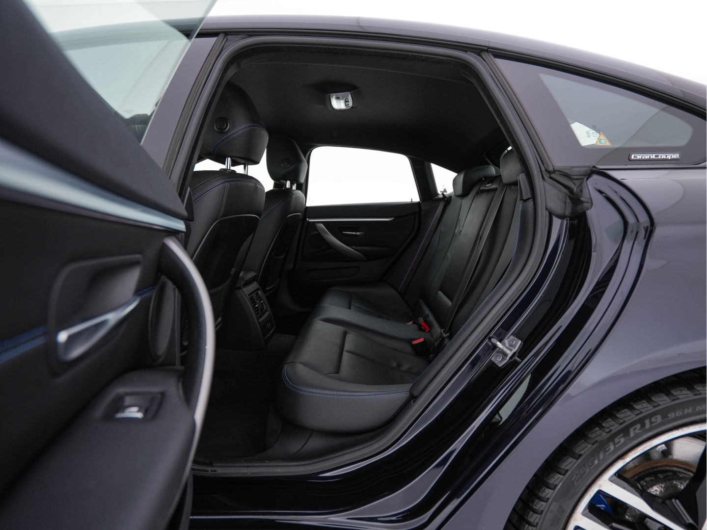 BMW 4 Serie Gran Coupé 420i M-Sportpack High Executive Edition (INCL-BTW) Aut. *LEATHER | FULL-LED | DIGI-COCKPIT | HIFI-SOUND | HEATED-SPORTSEATS | DAB+ | CAMERA | SHIFTPADDLES | PRIVACYGLASS | HEAD-UP | TOWBAR | KEYLESS | CARBON-INLAY | 19''ALU*