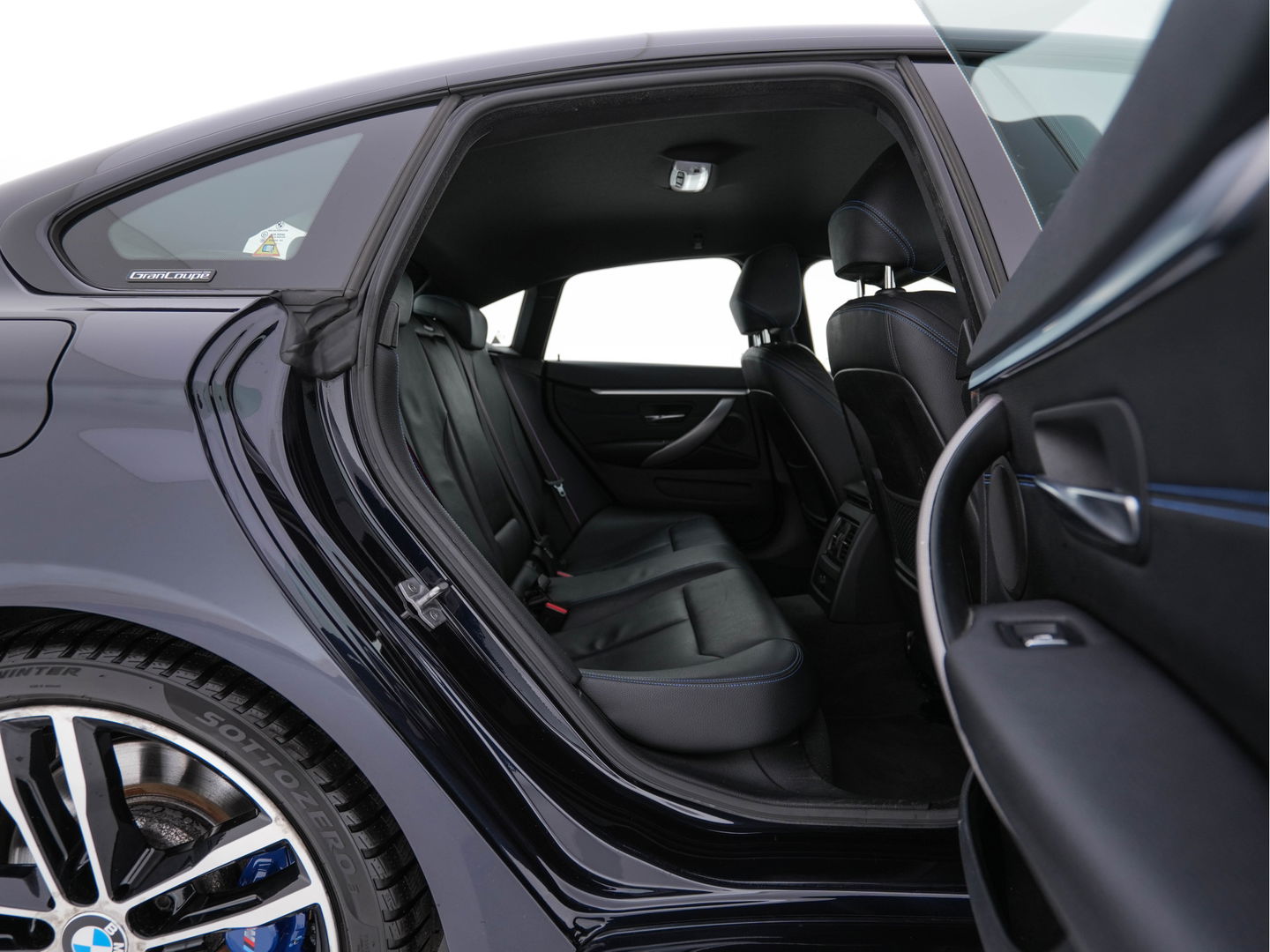 BMW 4 Serie Gran Coupé 420i M-Sportpack High Executive Edition (INCL-BTW) Aut. *LEATHER | FULL-LED | DIGI-COCKPIT | HIFI-SOUND | HEATED-SPORTSEATS | DAB+ | CAMERA | SHIFTPADDLES | PRIVACYGLASS | HEAD-UP | TOWBAR | KEYLESS | CARBON-INLAY | 19''ALU*