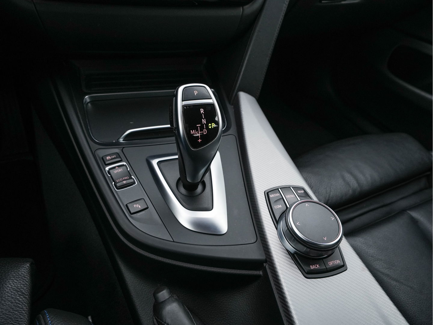 BMW 4 Serie Gran Coupé 420i M-Sportpack High Executive Edition (INCL-BTW) Aut. *LEATHER | FULL-LED | DIGI-COCKPIT | HIFI-SOUND | HEATED-SPORTSEATS | DAB+ | CAMERA | SHIFTPADDLES | PRIVACYGLASS | HEAD-UP | TOWBAR | KEYLESS | CARBON-INLAY | 19''ALU*