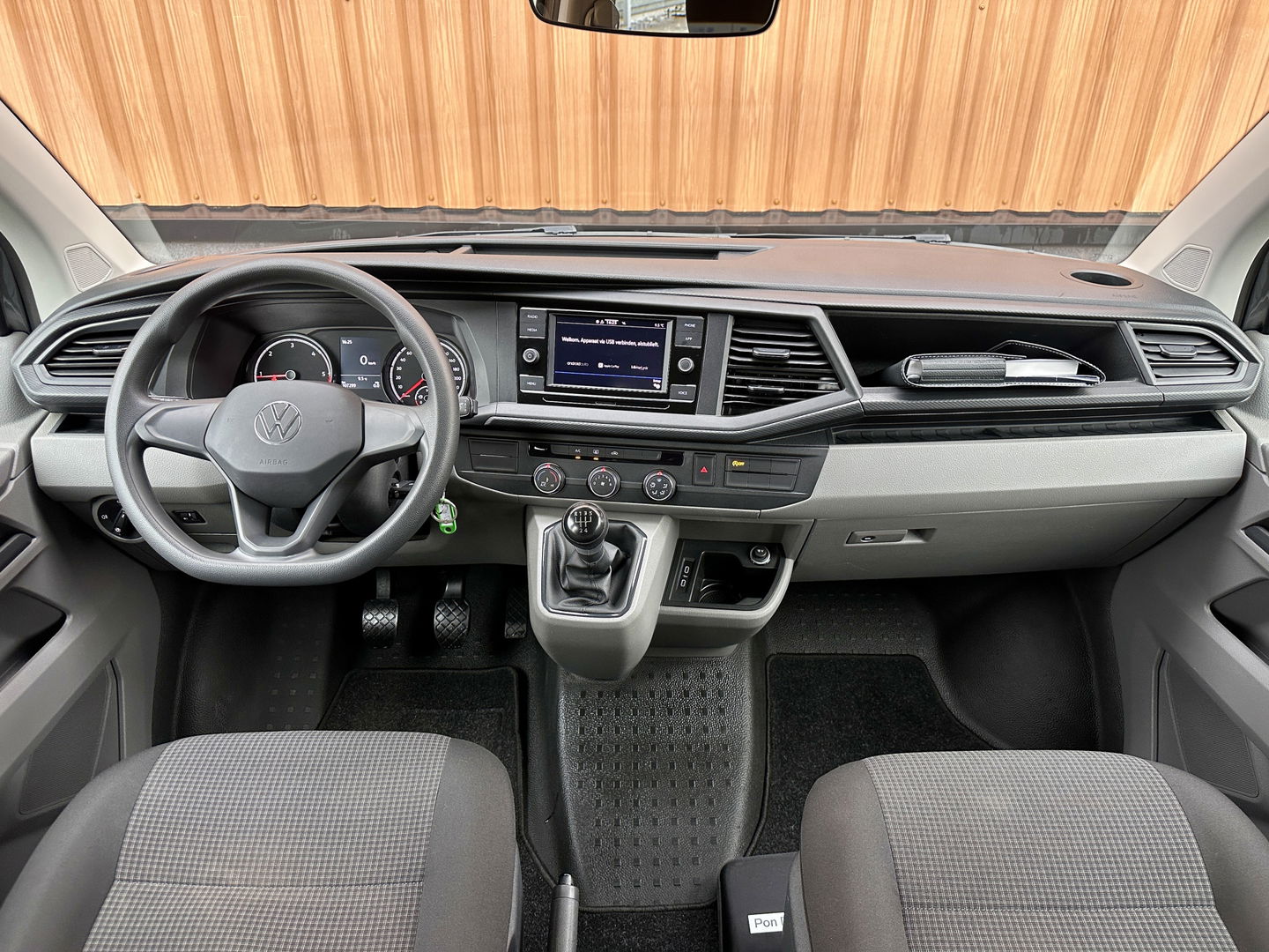 Volkswagen Transporter 2.0 TDI L2H1 DC 28 Economy Business | 5 Persoons | Apple Carplay | Android Auto | Origineel Nederlands | Parkeersensoren | Cruise Control | Airconditioning |