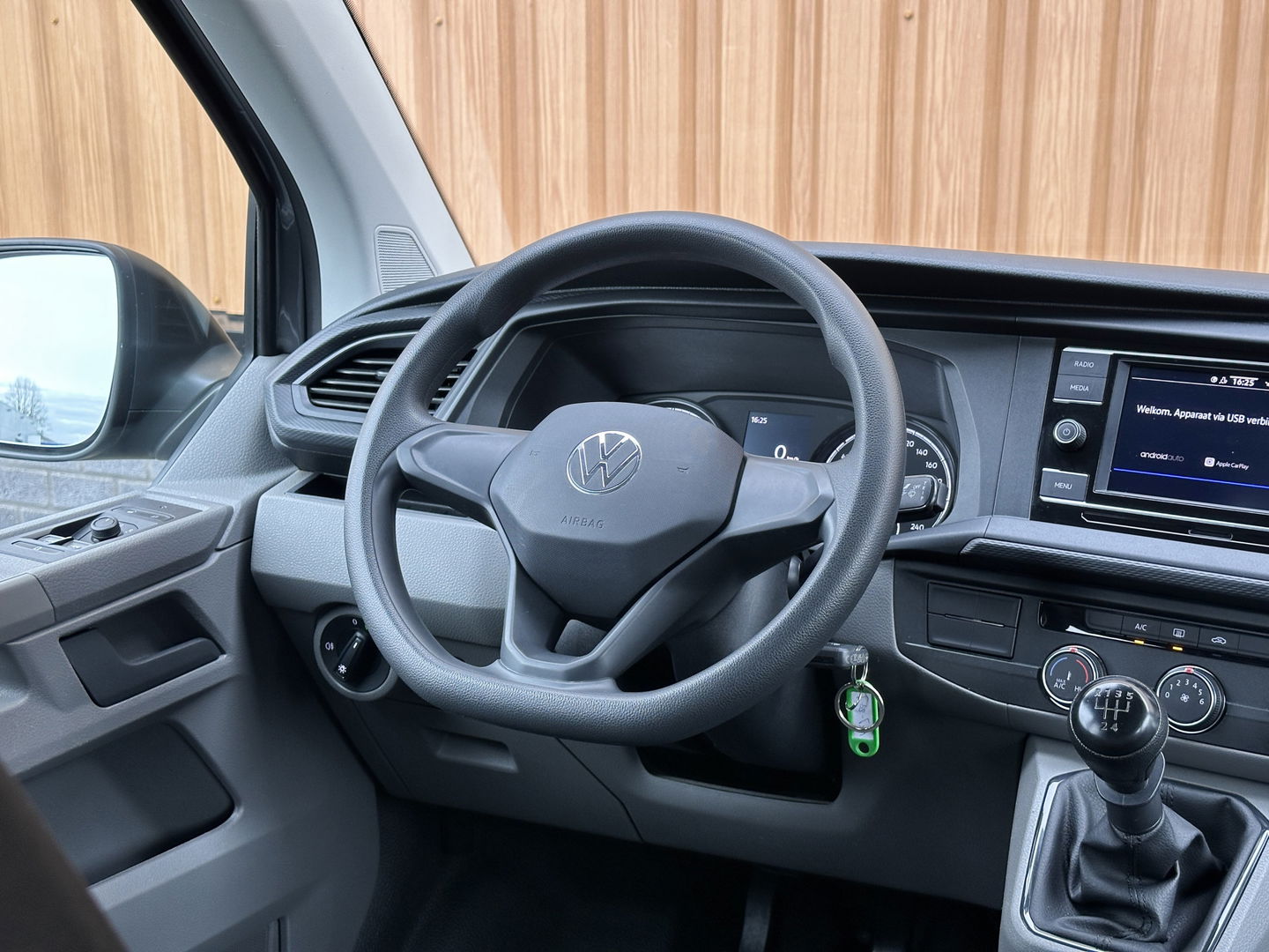 Volkswagen Transporter 2.0 TDI L2H1 DC 28 Economy Business | 5 Persoons | Apple Carplay | Android Auto | Origineel Nederlands | Parkeersensoren | Cruise Control | Airconditioning |