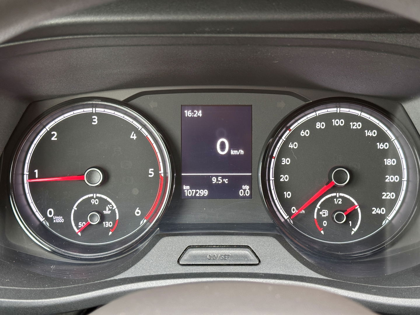 Volkswagen Transporter 2.0 TDI L2H1 DC 28 Economy Business | 5 Persoons | Apple Carplay | Android Auto | Origineel Nederlands | Parkeersensoren | Cruise Control | Airconditioning |