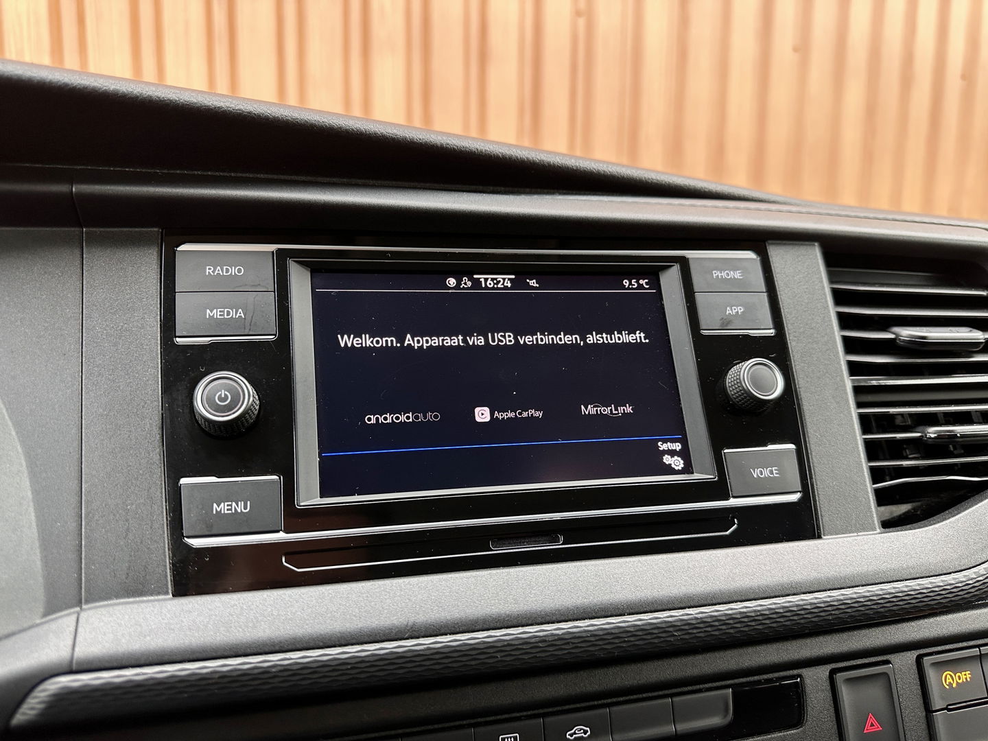 Volkswagen Transporter 2.0 TDI L2H1 DC 28 Economy Business | 5 Persoons | Apple Carplay | Android Auto | Origineel Nederlands | Parkeersensoren | Cruise Control | Airconditioning |