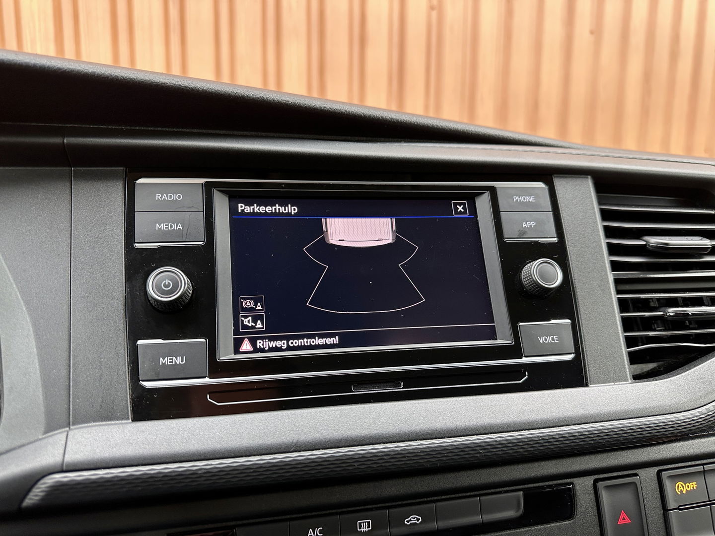 Volkswagen Transporter 2.0 TDI L2H1 DC 28 Economy Business | 5 Persoons | Apple Carplay | Android Auto | Origineel Nederlands | Parkeersensoren | Cruise Control | Airconditioning |