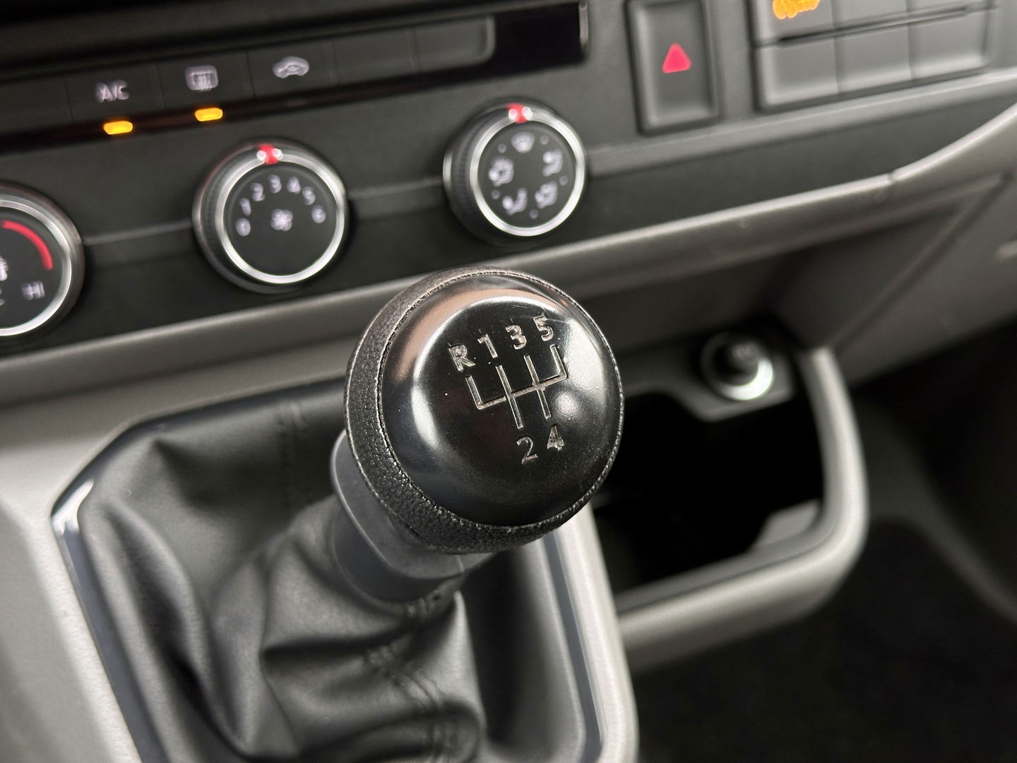 Volkswagen Transporter 2.0 TDI L2H1 DC 28 Economy Business | 5 Persoons | Apple Carplay | Android Auto | Origineel Nederlands | Parkeersensoren | Cruise Control | Airconditioning |