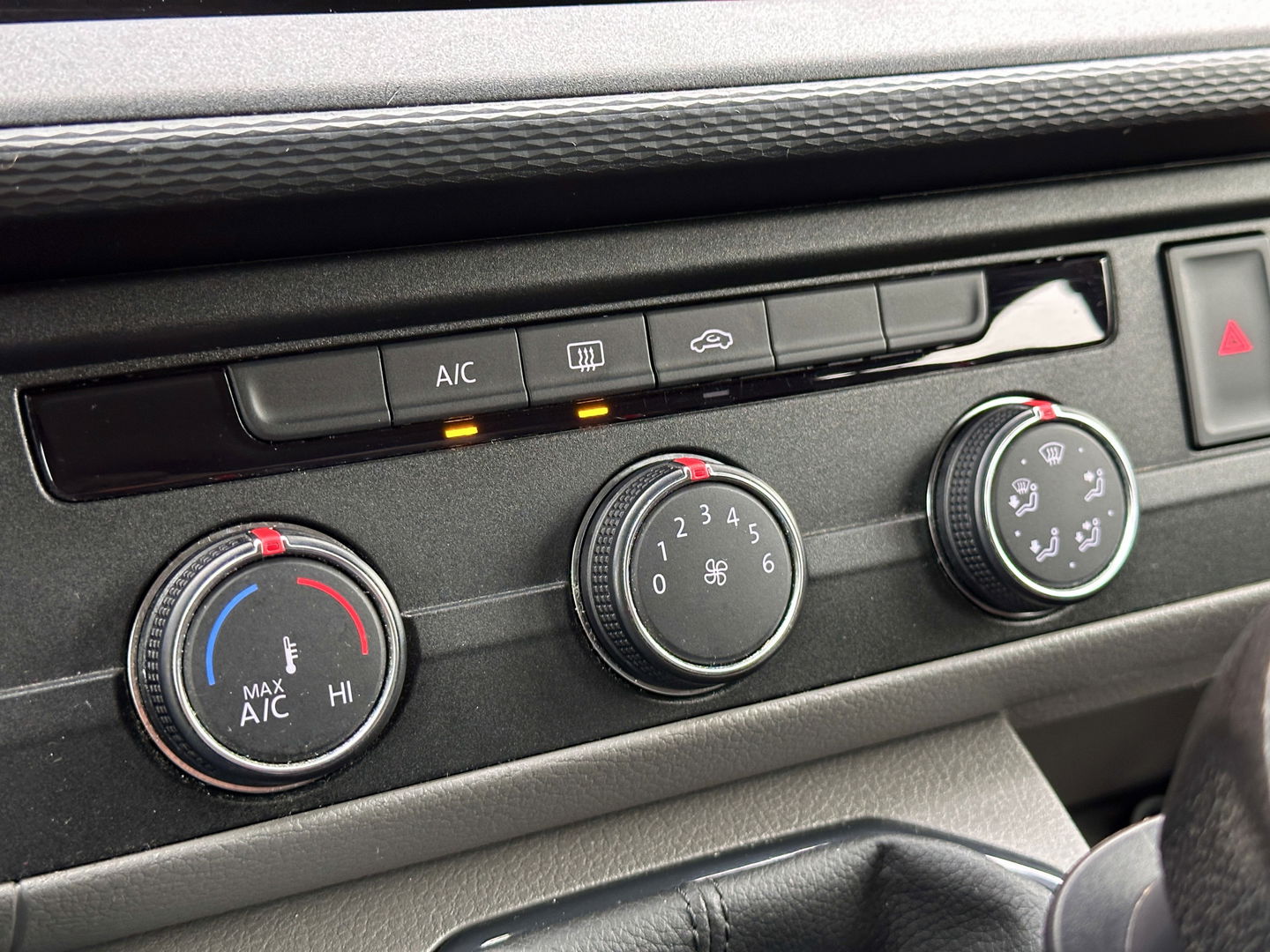 Volkswagen Transporter 2.0 TDI L2H1 DC 28 Economy Business | 5 Persoons | Apple Carplay | Android Auto | Origineel Nederlands | Parkeersensoren | Cruise Control | Airconditioning |