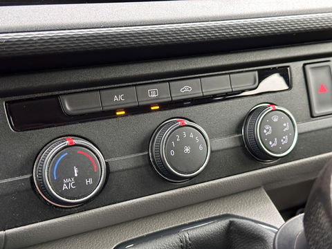 Volkswagen Transporter 2.0 TDI L2H1 DC 28 Economy Business | 5 Persoons | Apple Carplay | Android Auto | Origineel Nederlands | Parkeersensoren | Cruise Control | Airconditioning |
