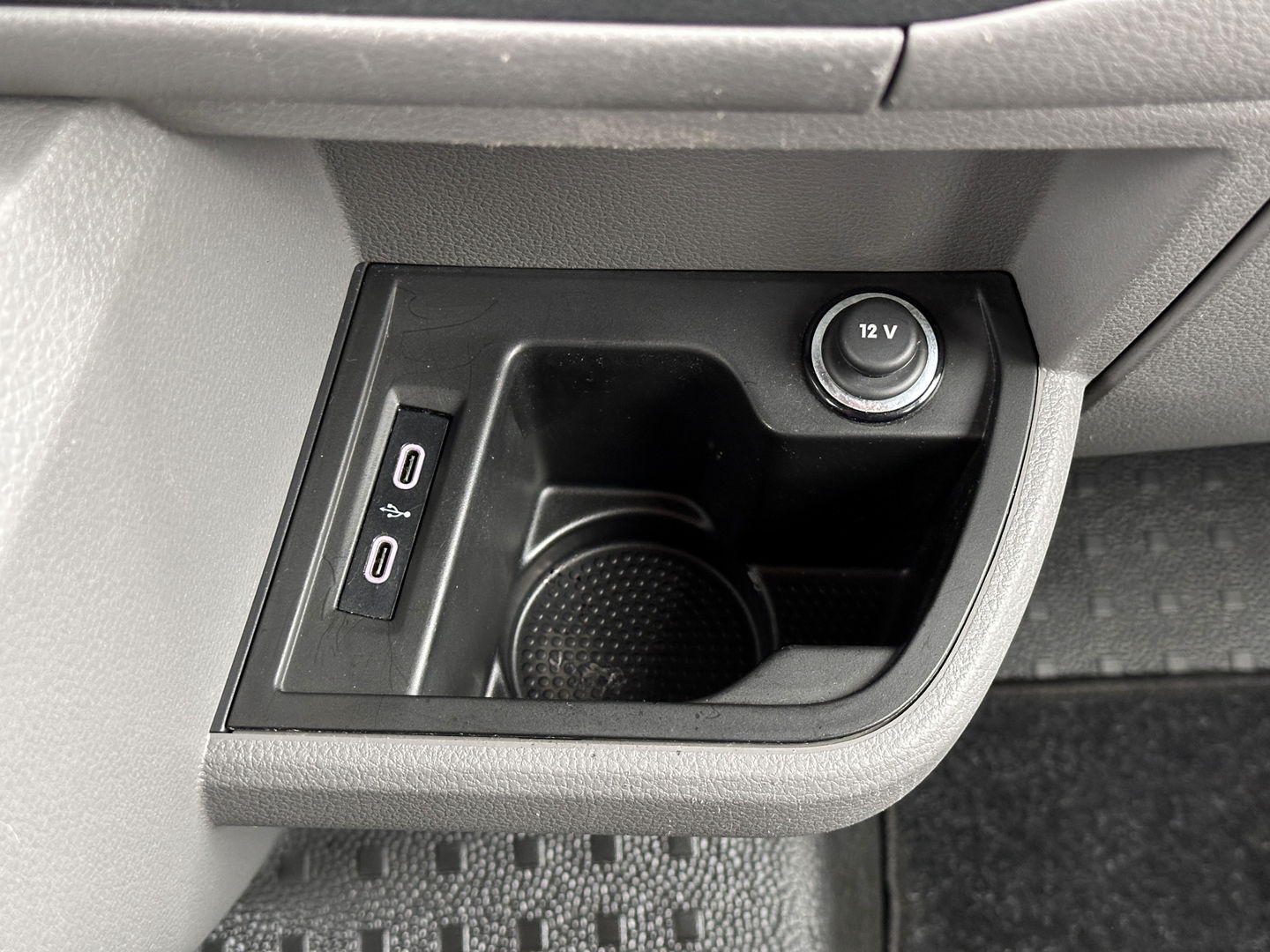 Volkswagen Transporter 2.0 TDI L2H1 DC 28 Economy Business | 5 Persoons | Apple Carplay | Android Auto | Origineel Nederlands | Parkeersensoren | Cruise Control | Airconditioning |