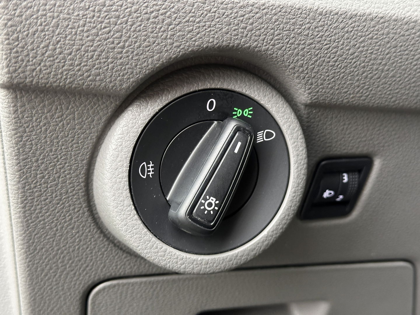 Volkswagen Transporter 2.0 TDI L2H1 DC 28 Economy Business | 5 Persoons | Apple Carplay | Android Auto | Origineel Nederlands | Parkeersensoren | Cruise Control | Airconditioning |