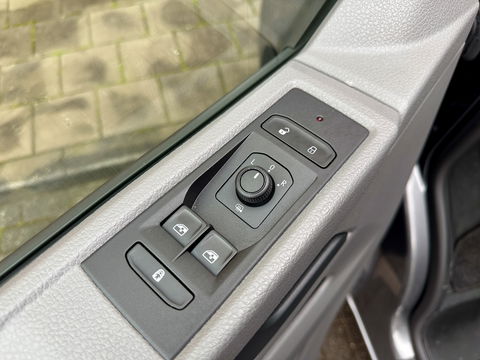 Volkswagen Transporter 2.0 TDI L2H1 DC 28 Economy Business | 5 Persoons | Apple Carplay | Android Auto | Origineel Nederlands | Parkeersensoren | Cruise Control | Airconditioning |