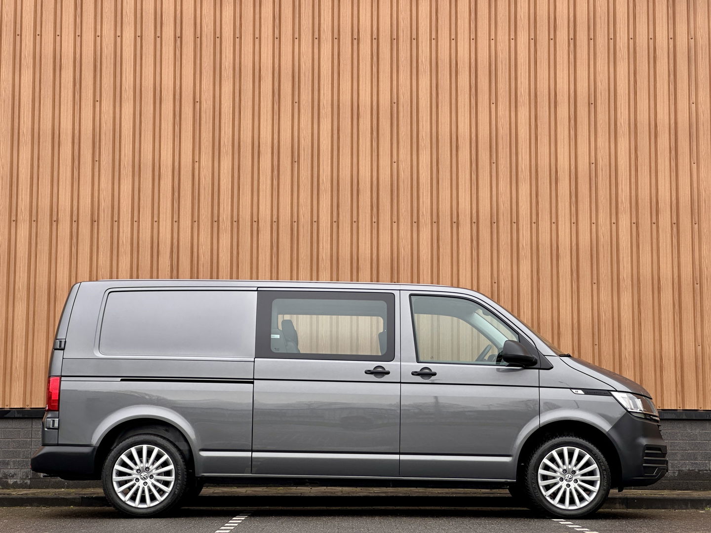Volkswagen Transporter 2.0 TDI L2H1 DC 28 Economy Business | 5 Persoons | Apple Carplay | Android Auto | Origineel Nederlands | Parkeersensoren | Cruise Control | Airconditioning |