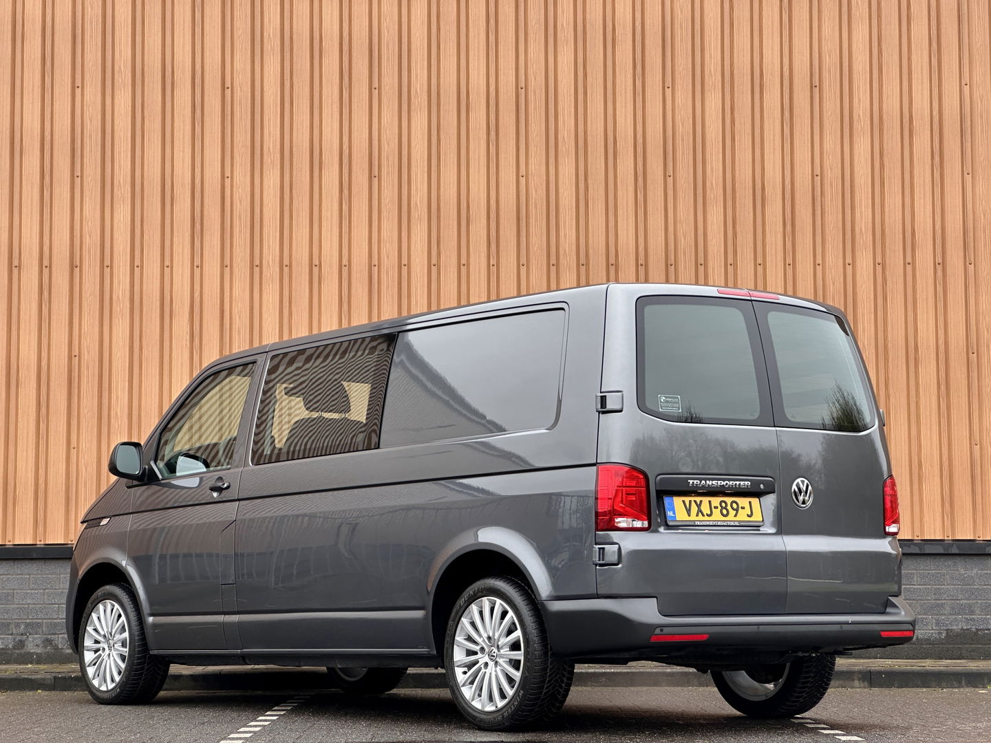 Volkswagen Transporter 2.0 TDI L2H1 DC 28 Economy Business | 5 Persoons | Apple Carplay | Android Auto | Origineel Nederlands | Parkeersensoren | Cruise Control | Airconditioning |