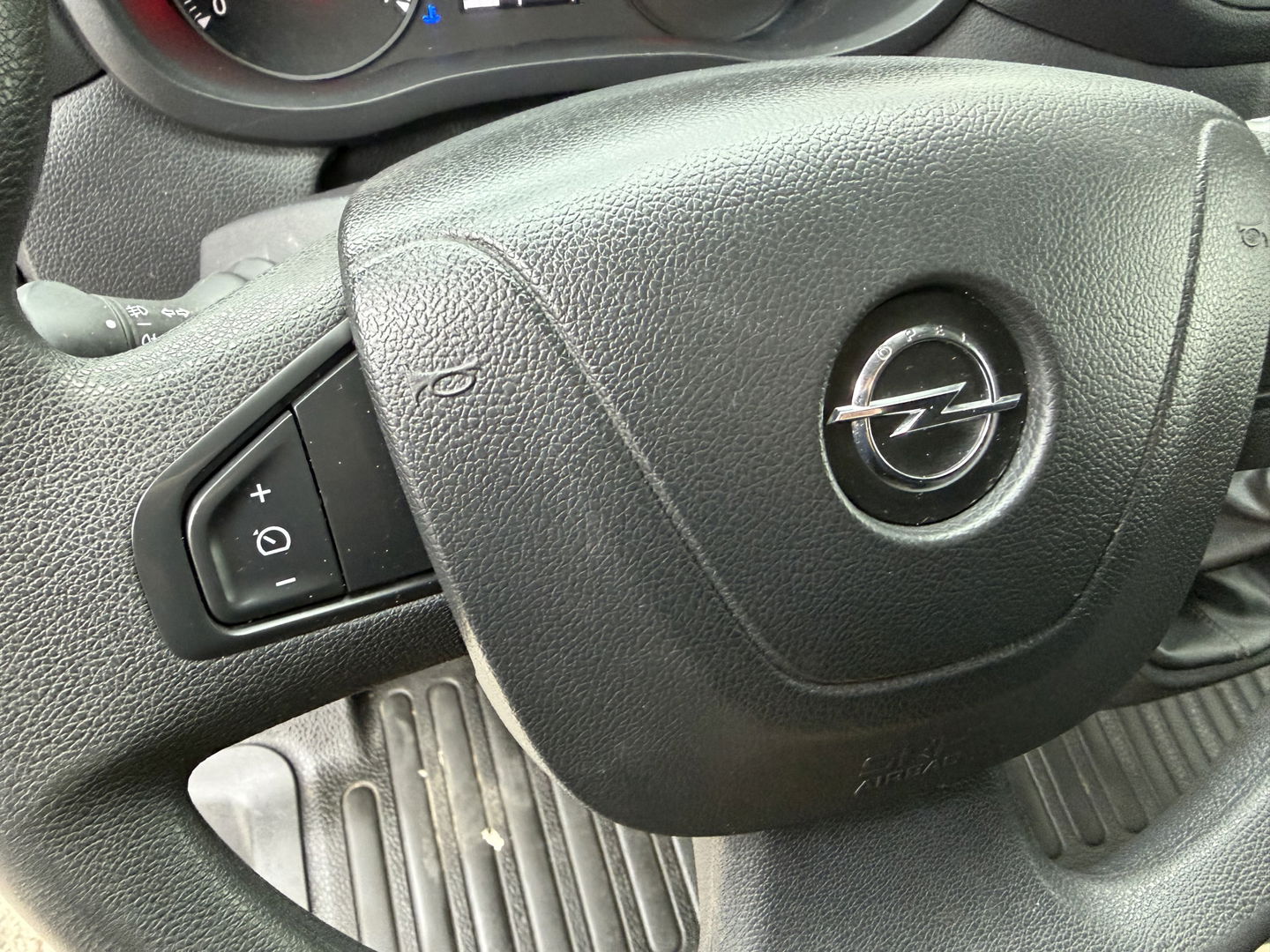 Opel Movano 2.3 Turbo 150pk L2H2 / vaste prijs rijklaar € 17.950 ex btw / lease vanaf € 302 / euro 6 / bpm vrij / airco / cruise / camera / imperial + trap / trekhaak 2500 kg !