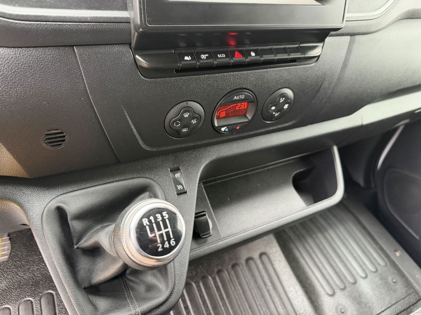 Opel Movano 2.3 Turbo 150pk L2H2 / vaste prijs rijklaar € 17.950 ex btw / lease vanaf € 302 / euro 6 / bpm vrij / airco / cruise / camera / imperial + trap / trekhaak 2500 kg !