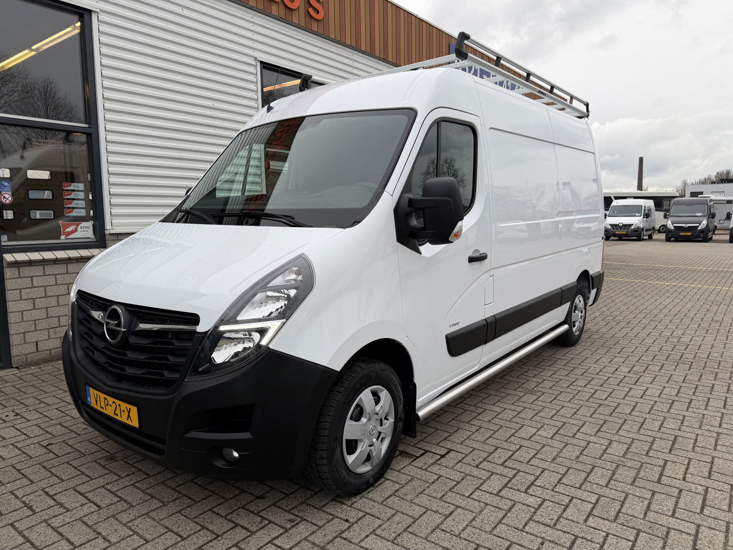 Opel Movano 2.3 Turbo 150pk L2H2 / vaste prijs rijklaar € 17.950 ex btw / lease vanaf € 302 / euro 6 / bpm vrij / airco / cruise / camera / imperial + trap / trekhaak 2500 kg !