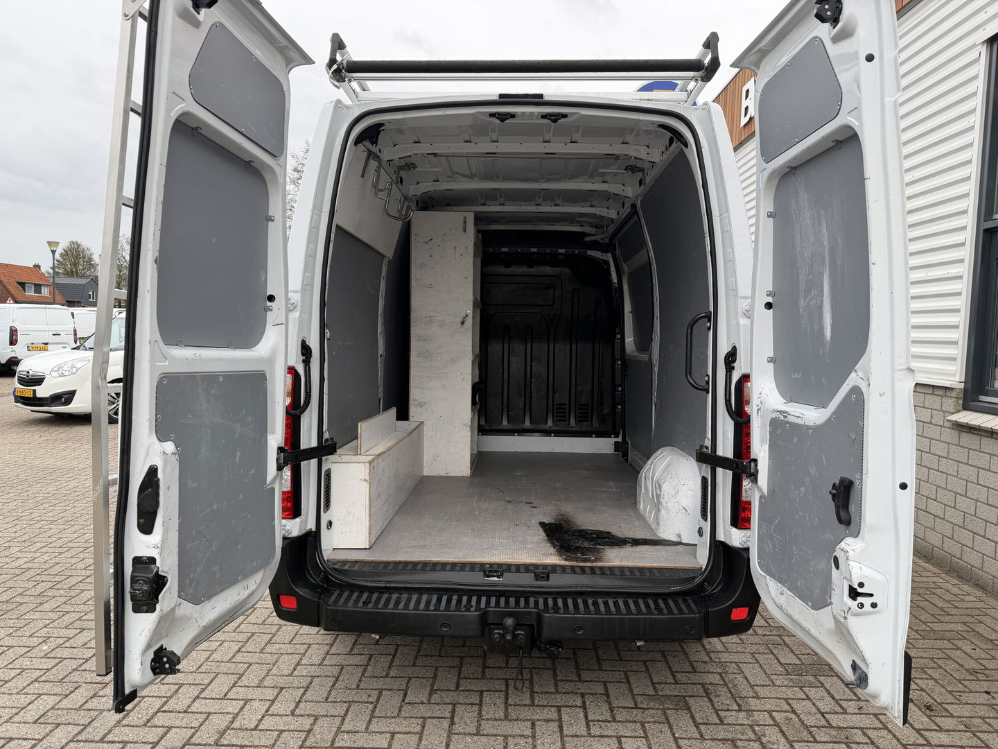 Opel Movano 2.3 Turbo 150pk L2H2 / vaste prijs rijklaar € 17.950 ex btw / lease vanaf € 302 / euro 6 / bpm vrij / airco / cruise / camera / imperial + trap / trekhaak 2500 kg !