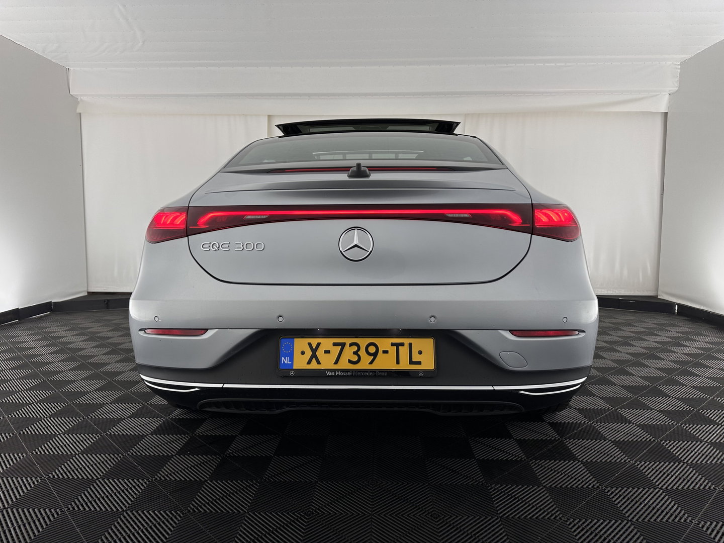 Mercedes-Benz EQE 300 Luxury Line 89 kWh [ 3-Fase-22kW ] {SOH-94%} (INCL-BTW) Aut. *PANO | FULL-LED | CRUISE | MEMORY-PACK | TOPVIEW | WIDESCREEN | BURMESTER | NAVI-FULLMAP | DAB | COMFORT-SEATS | ECC | SHIFTPADDLES | CAMERA | PDC | PRIVACYGLASS | ...