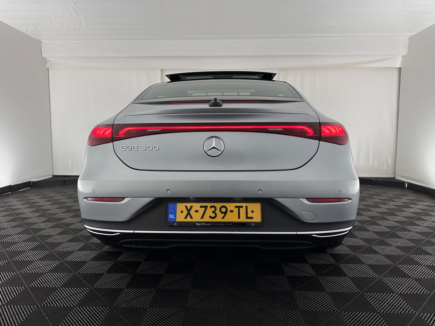 Mercedes-Benz EQE 300 Luxury Line 89 kWh [ 3-Fase-22kW ] {SOH-94%} (INCL-BTW) Aut. *PANO | FULL-LED | CRUISE | MEMORY-PACK | TOPVIEW | WIDESCREEN | BURMESTER | NAVI-FULLMAP | DAB | COMFORT-SEATS | ECC | SHIFTPADDLES | CAMERA | PDC | PRIVACYGLASS | ...