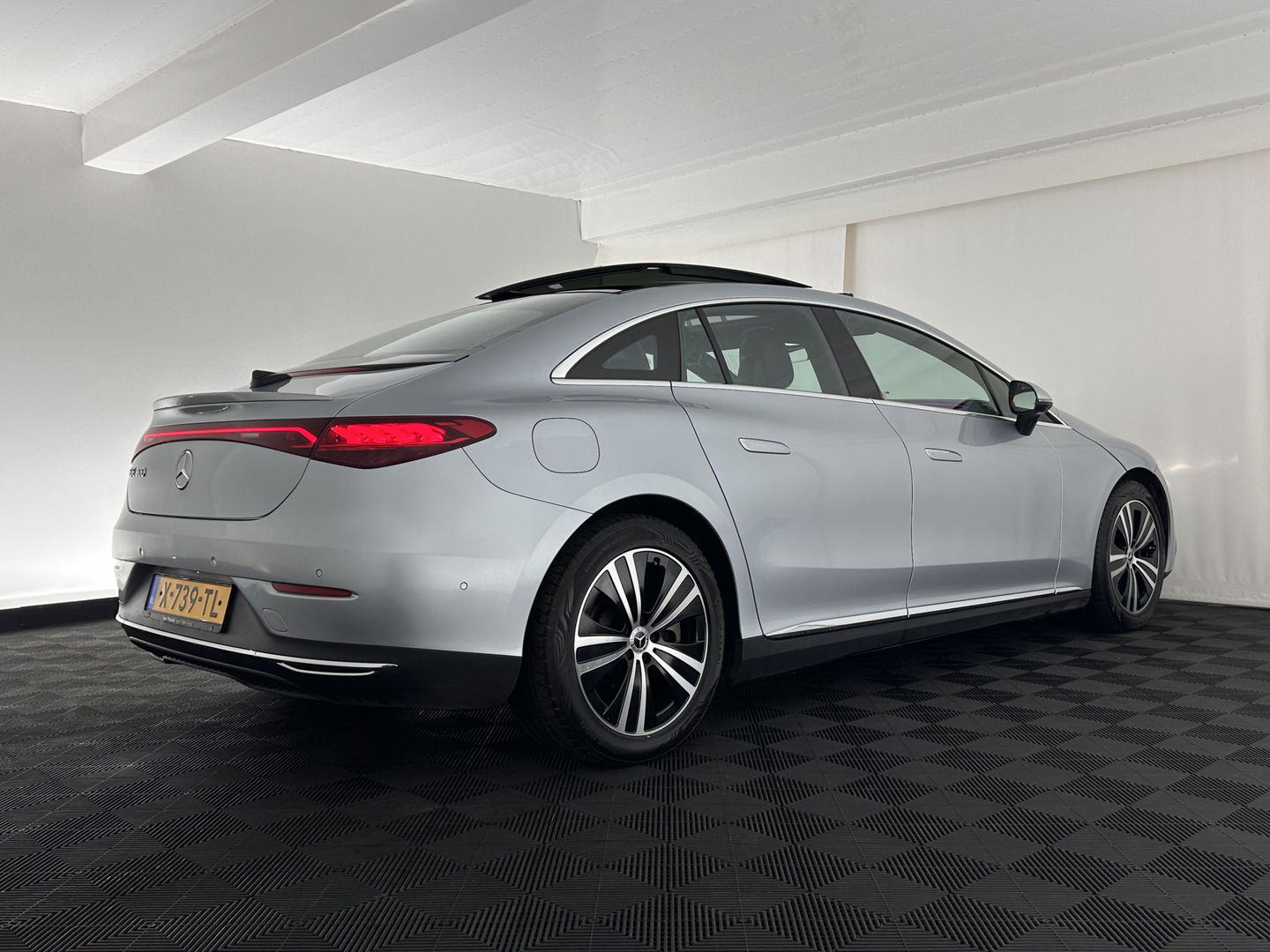 Mercedes-Benz EQE 300 Luxury Line 89 kWh [ 3-Fase-22kW ] {SOH-94%} (INCL-BTW) Aut. *PANO | FULL-LED | CRUISE | MEMORY-PACK | TOPVIEW | WIDESCREEN | BURMESTER | NAVI-FULLMAP | DAB | COMFORT-SEATS | ECC | SHIFTPADDLES | CAMERA | PDC | PRIVACYGLASS | ...