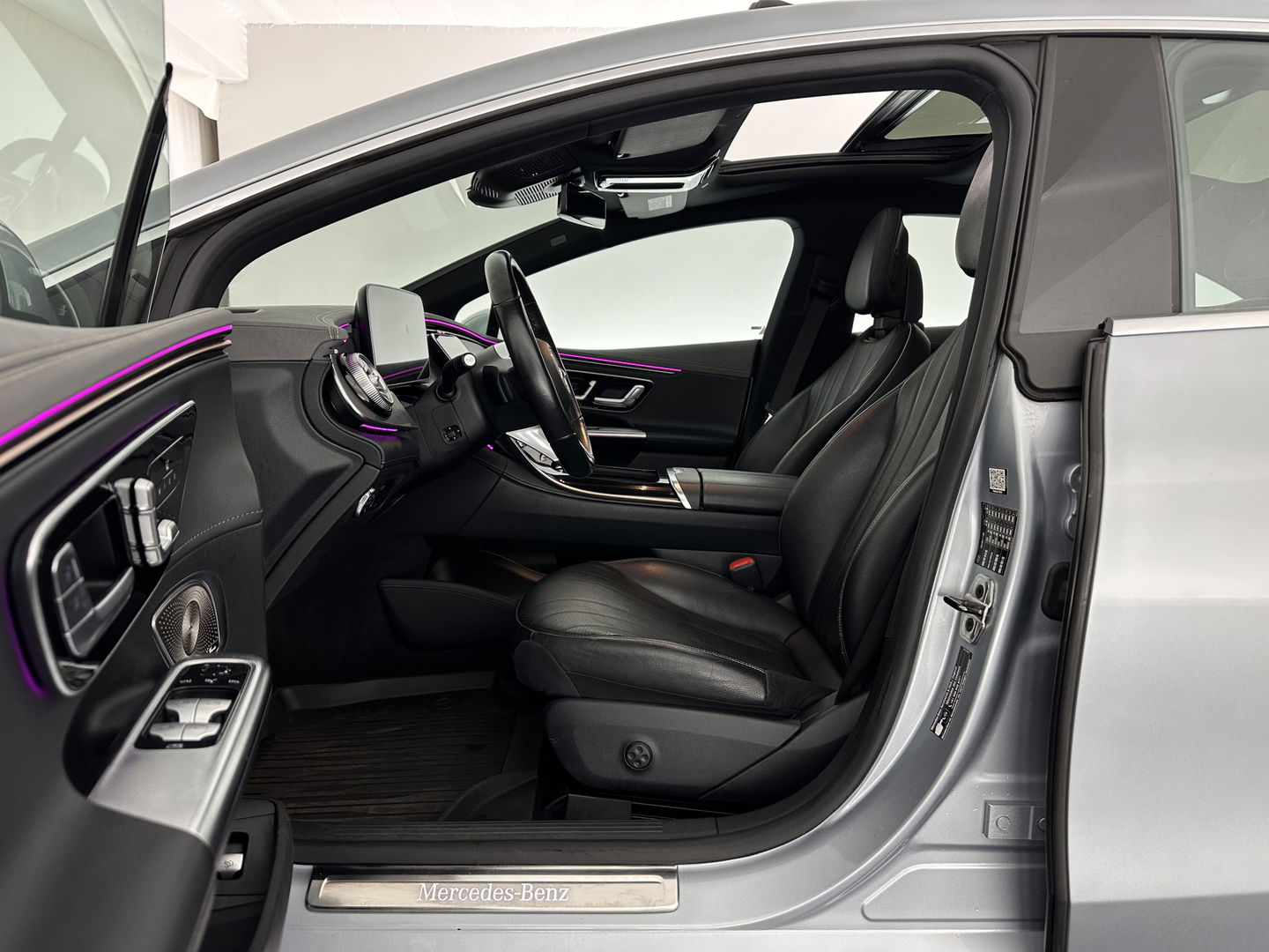 Mercedes-Benz EQE 300 Luxury Line 89 kWh [ 3-Fase-22kW ] {SOH-94%} (INCL-BTW) Aut. *PANO | FULL-LED | CRUISE | MEMORY-PACK | TOPVIEW | WIDESCREEN | BURMESTER | NAVI-FULLMAP | DAB | COMFORT-SEATS | ECC | SHIFTPADDLES | CAMERA | PDC | PRIVACYGLASS | ...