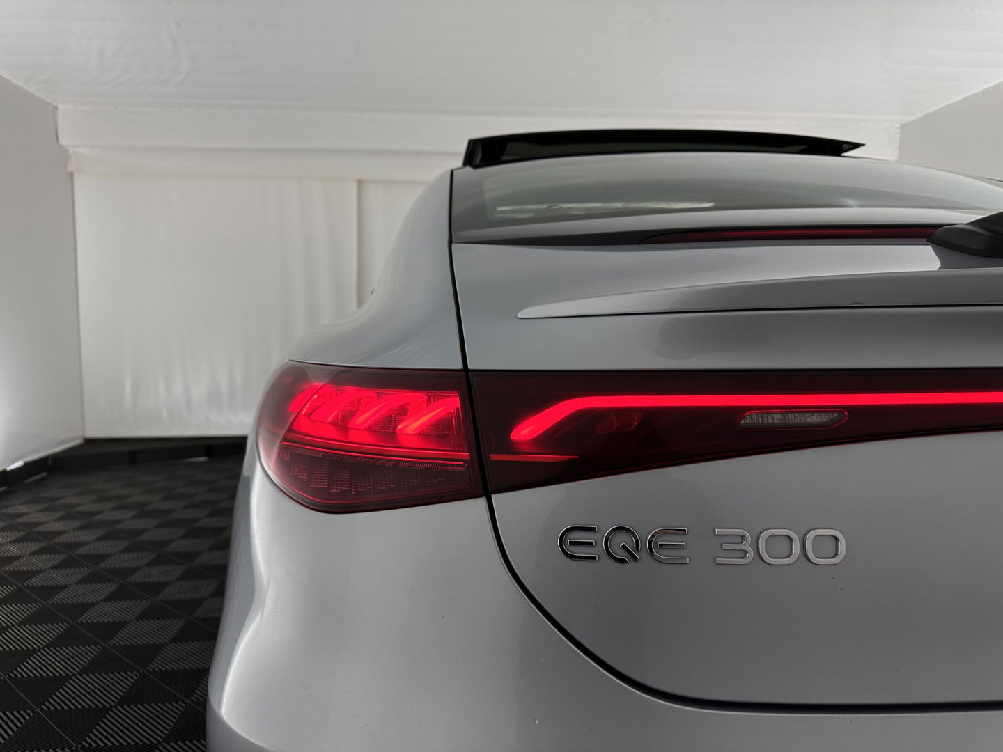 Mercedes-Benz EQE 300 Luxury Line 89 kWh [ 3-Fase-22kW ] {SOH-94%} (INCL-BTW) Aut. *PANO | FULL-LED | CRUISE | MEMORY-PACK | TOPVIEW | WIDESCREEN | BURMESTER | NAVI-FULLMAP | DAB | COMFORT-SEATS | ECC | SHIFTPADDLES | CAMERA | PDC | PRIVACYGLASS | ...