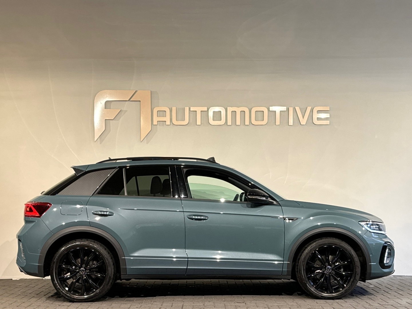 Volkswagen T-Roc 1.5 TSI R-Line Business+ Pano|IQ|Keyles|Cam