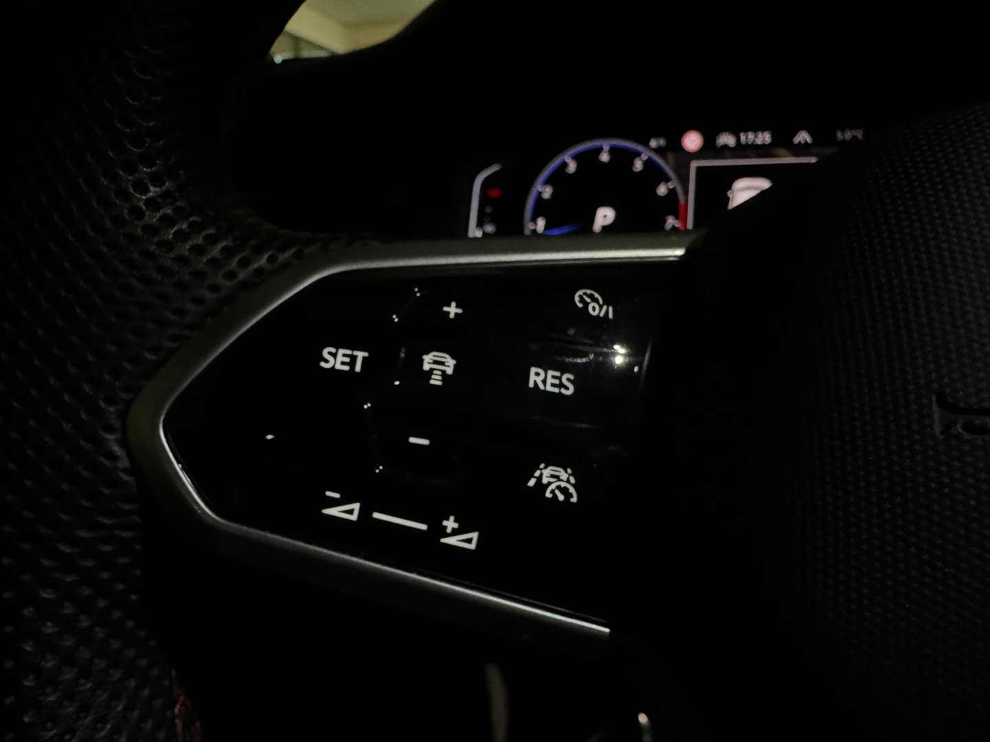 Volkswagen T-Roc 1.5 TSI R-Line Business+ Pano|IQ|Keyles|Cam