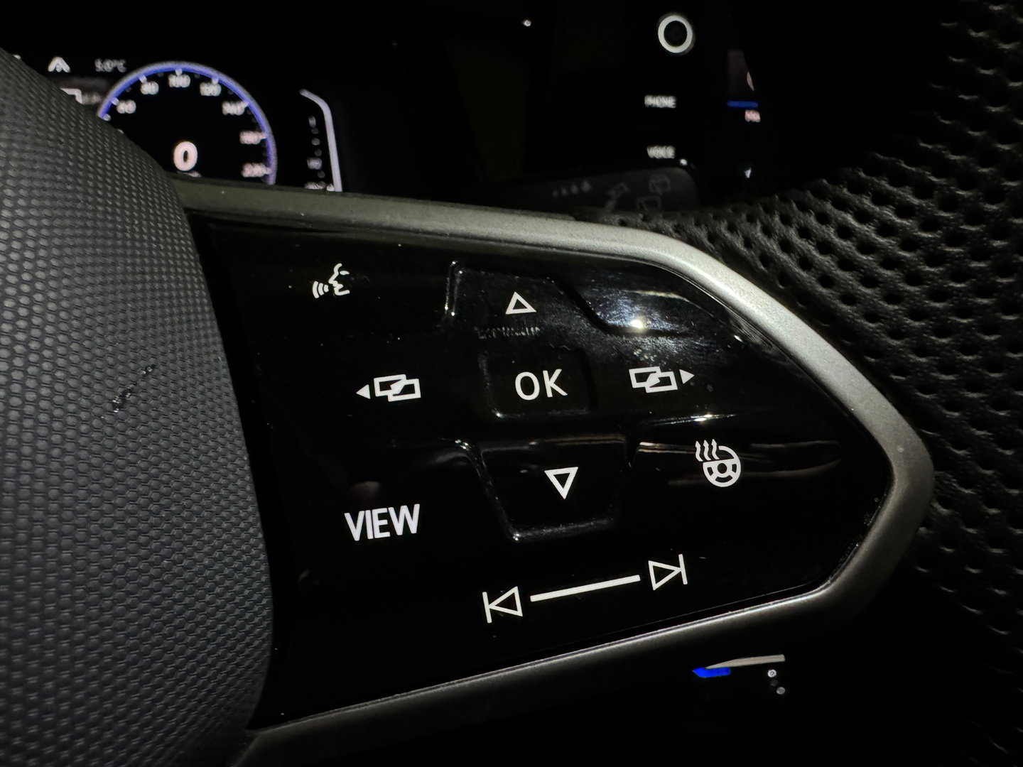 Volkswagen T-Roc 1.5 TSI R-Line Business+ Pano|IQ|Keyles|Cam