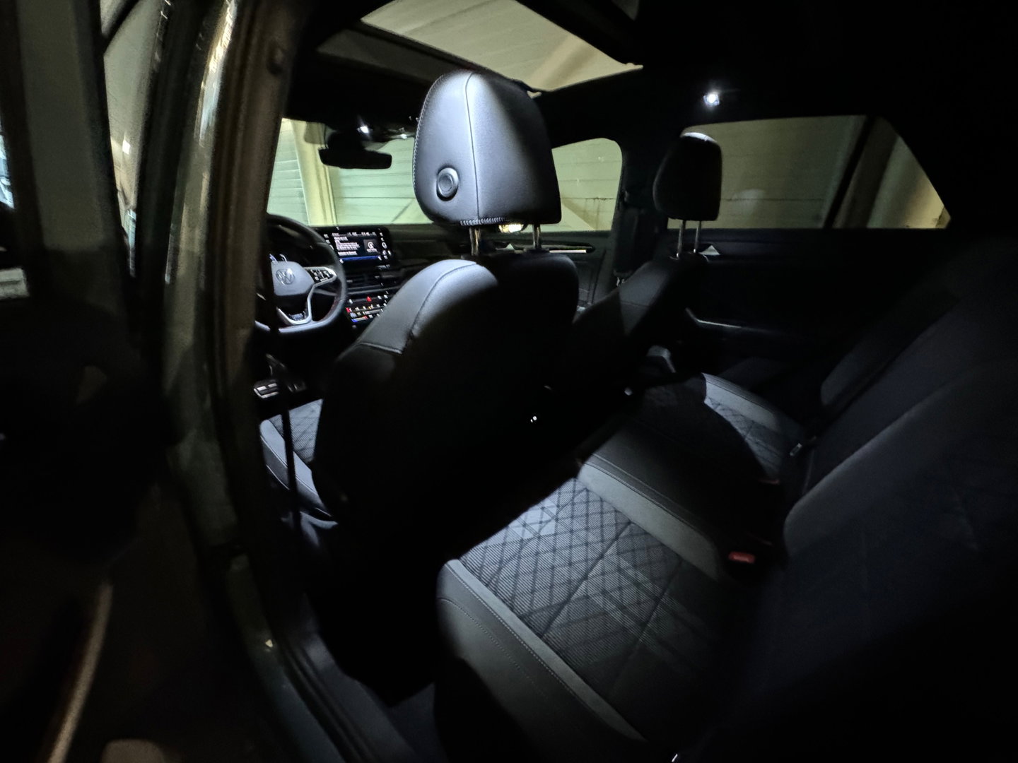 Volkswagen T-Roc 1.5 TSI R-Line Business+ Pano|IQ|Keyles|Cam