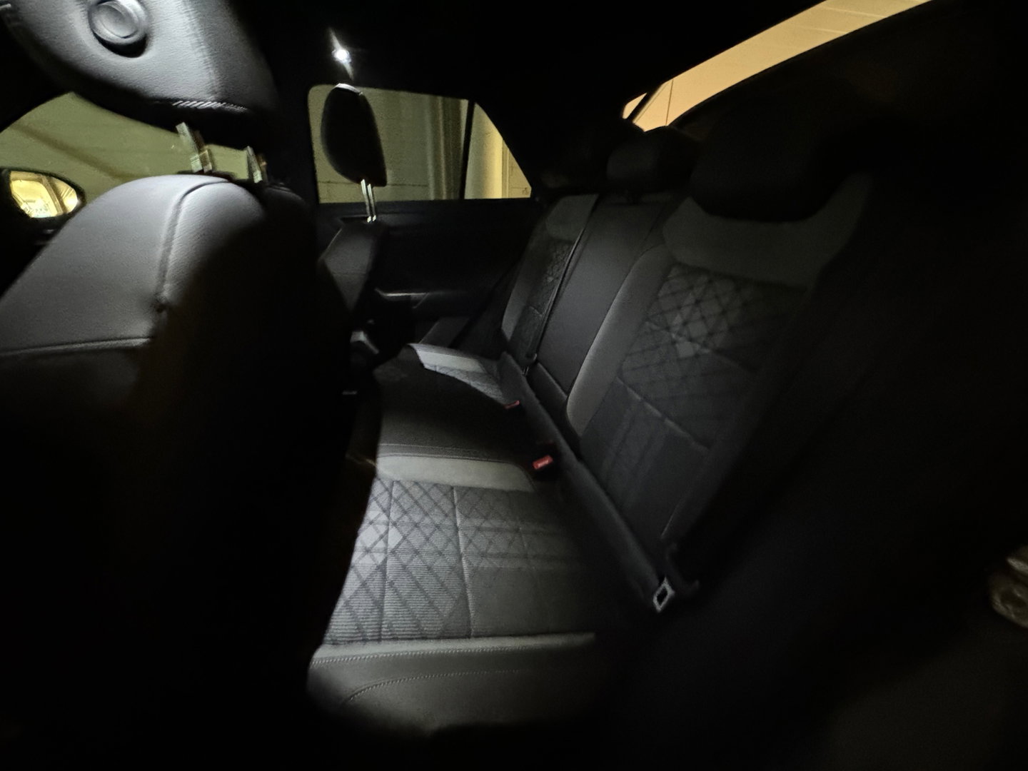 Volkswagen T-Roc 1.5 TSI R-Line Business+ Pano|IQ|Keyles|Cam