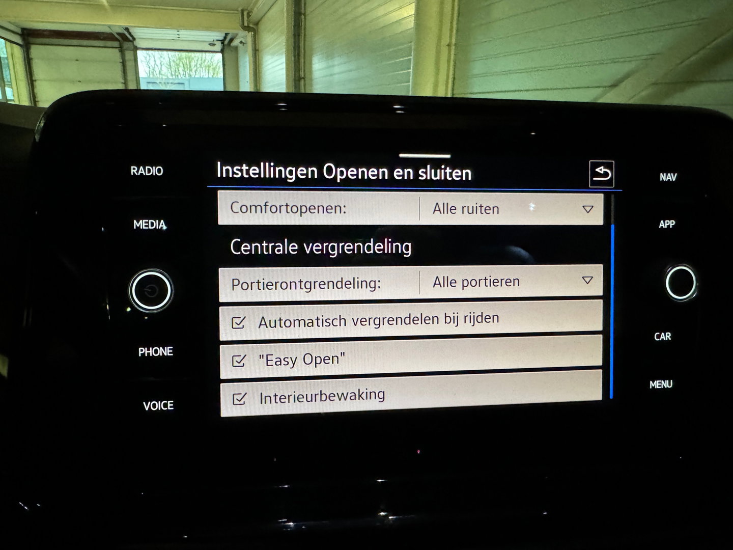 Volkswagen T-Roc 1.5 TSI R-Line Business+ Pano|IQ|Keyles|Cam