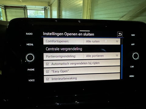 Volkswagen T-Roc 1.5 TSI R-Line Business+ Pano|IQ|Keyles|Cam