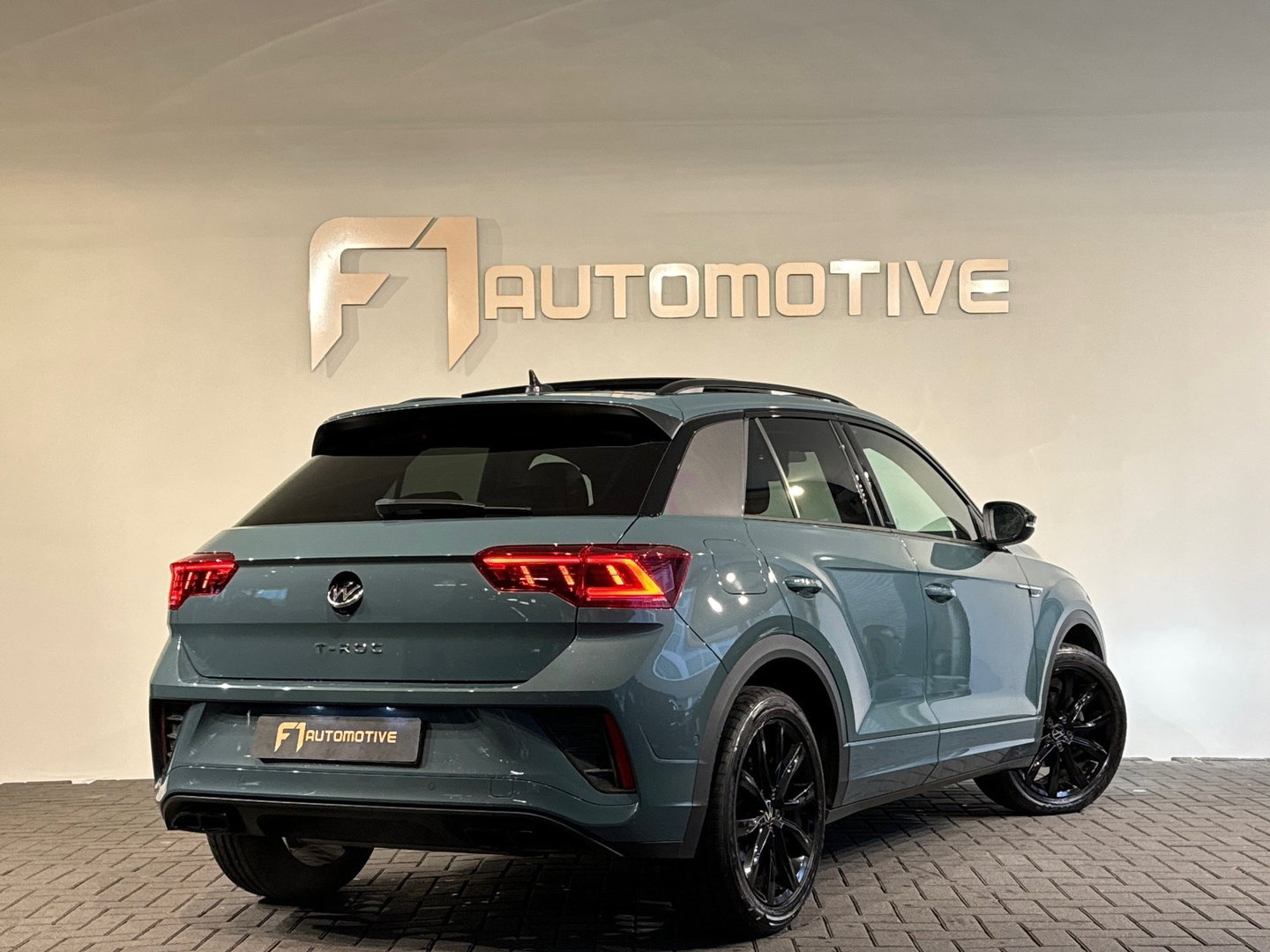 Volkswagen T-Roc 1.5 TSI R-Line Business+ Pano|IQ|Keyles|Cam
