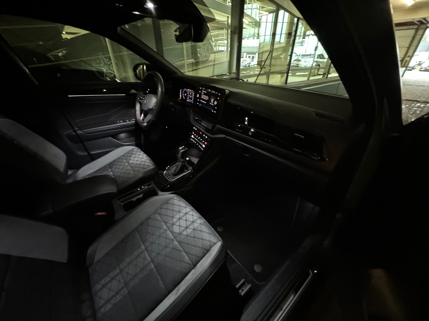 Volkswagen T-Roc 1.5 TSI R-Line Business+ Pano|IQ|Keyles|Cam