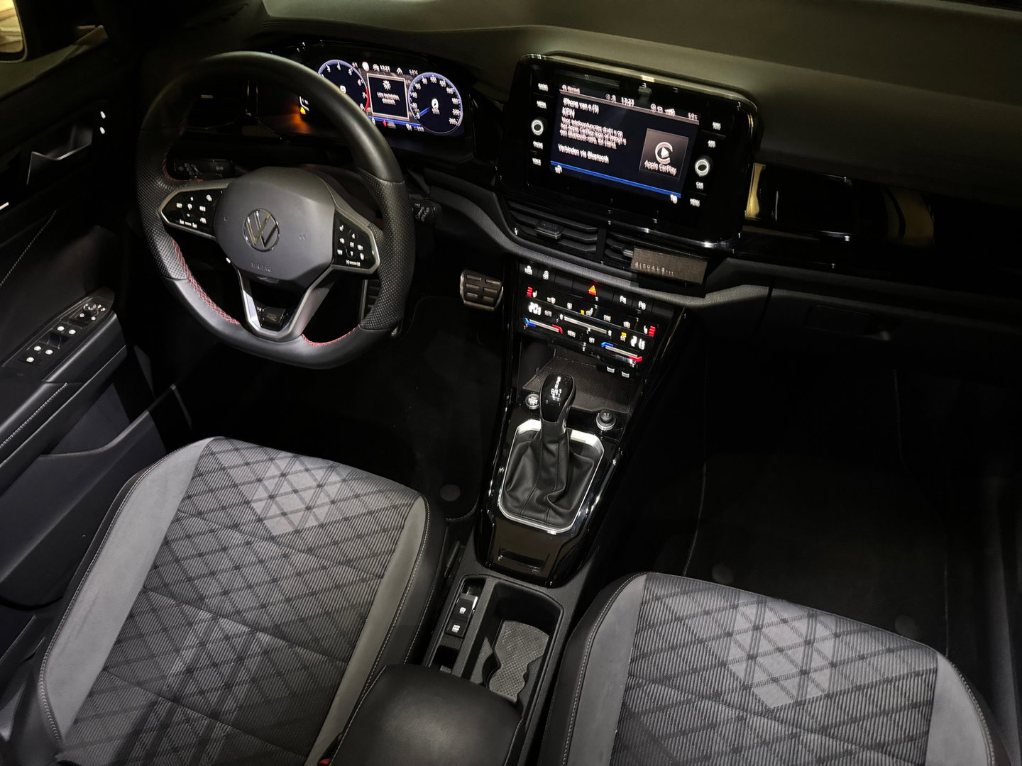 Volkswagen T-Roc 1.5 TSI R-Line Business+ Pano|IQ|Keyles|Cam