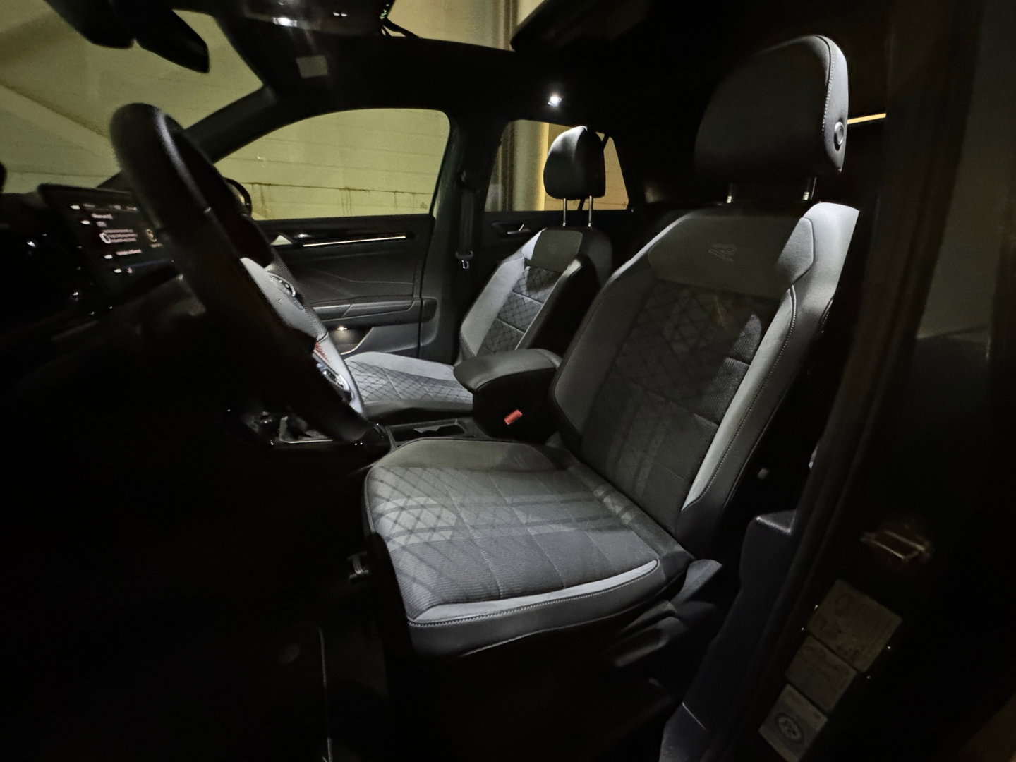 Volkswagen T-Roc 1.5 TSI R-Line Business+ Pano|IQ|Keyles|Cam