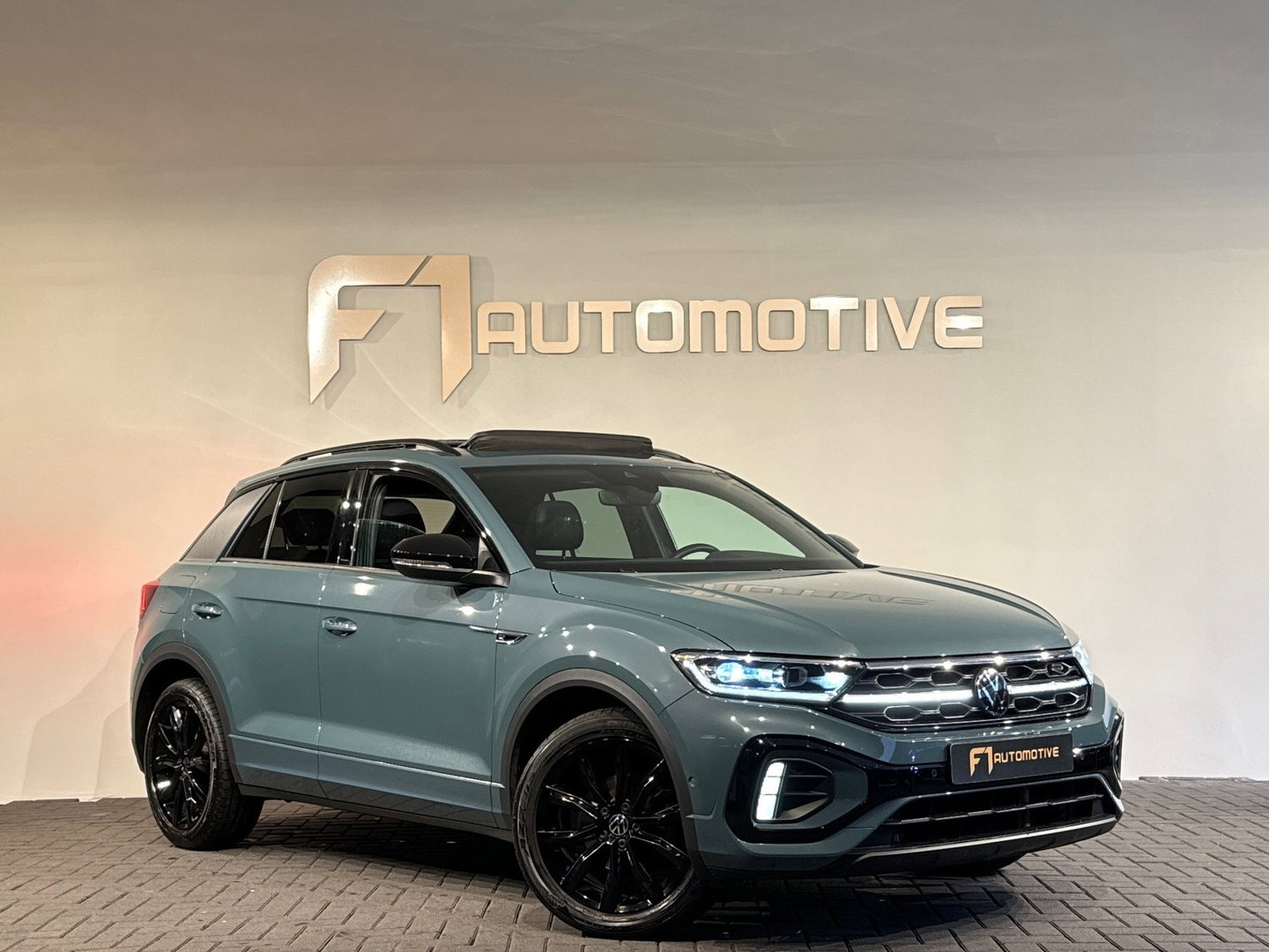 Volkswagen T-Roc 1.5 TSI R-Line Business+ Pano|IQ|Keyles|Cam