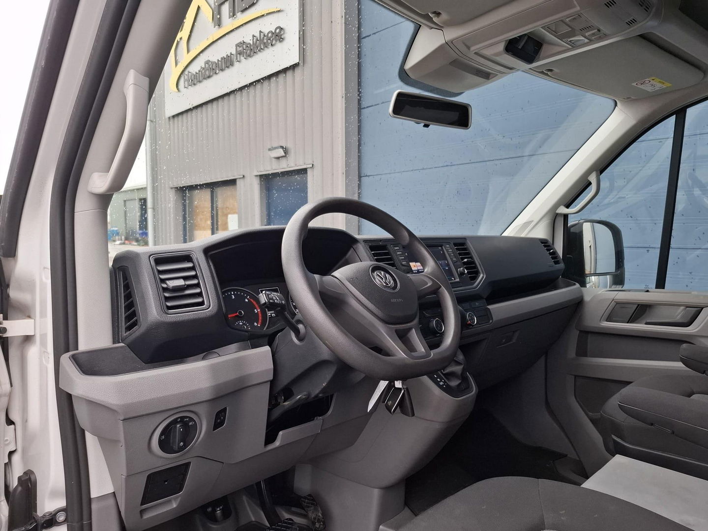 Volkswagen Crafter 35 2.0 TDI L3H3 Highline AUTOMAAT / STANDKACHEL / TREKHAAK / CARPLAY / NAVI