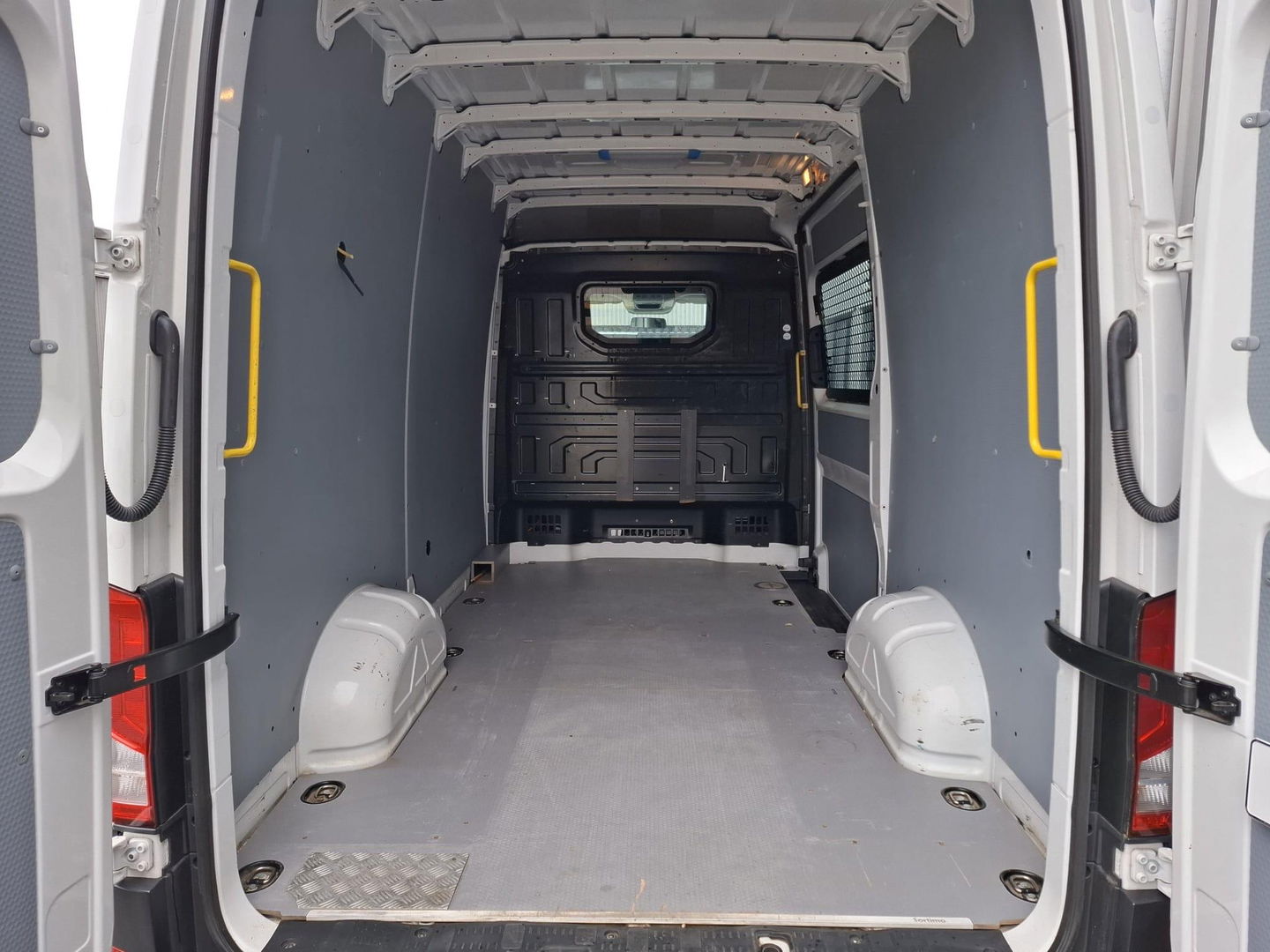 Volkswagen Crafter 35 2.0 TDI L3H3 Highline AUTOMAAT / STANDKACHEL / TREKHAAK / CARPLAY / NAVI