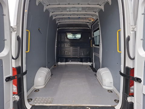 Volkswagen Crafter 35 2.0 TDI L3H3 Highline AUTOMAAT / STANDKACHEL / TREKHAAK / CARPLAY / NAVI