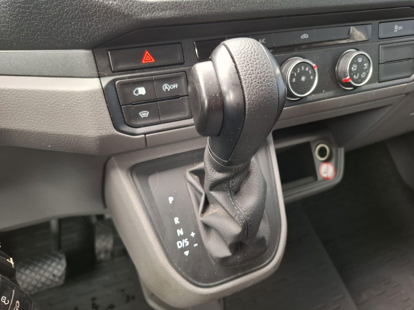 Volkswagen Crafter 35 2.0 TDI L3H3 Highline AUTOMAAT / STANDKACHEL / TREKHAAK / CARPLAY / NAVI