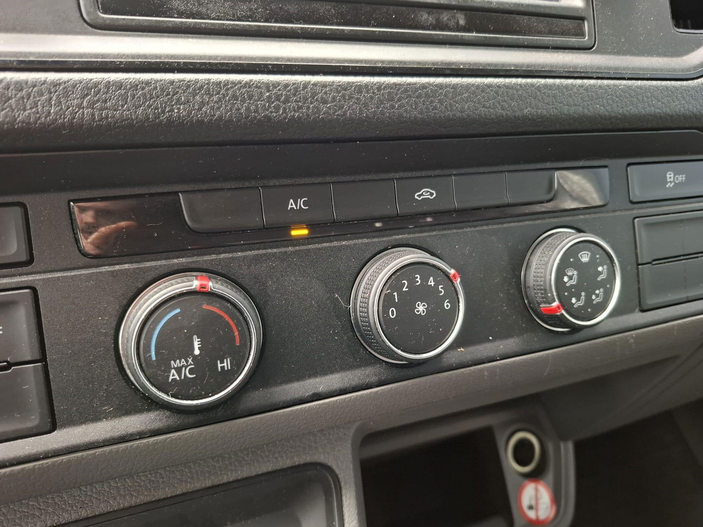 Volkswagen Crafter 35 2.0 TDI L3H3 Highline AUTOMAAT / STANDKACHEL / TREKHAAK / CARPLAY / NAVI