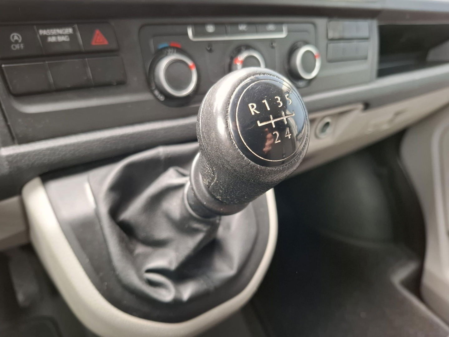 Volkswagen Transporter 2.0 TDI L2H1 Comfortline DUBBELE SCHUIFDEUR / TREKHAAK / EURO 6 / AIRCO / 3 ZITS